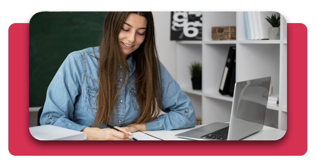 Actividades auxiliares de almacén - Formación gratuita 3 Una estudiante toma apuntes en su ordenador mientras realiza un curso online gratuito en España, aprovechando la flexibilidad de la formación digital.