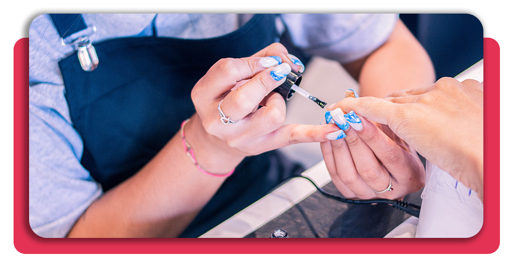 Una especialista realiza un servicio técnico de manicura aplicando productos de alta calidad y siguiendo estrictos protocolos de higiene