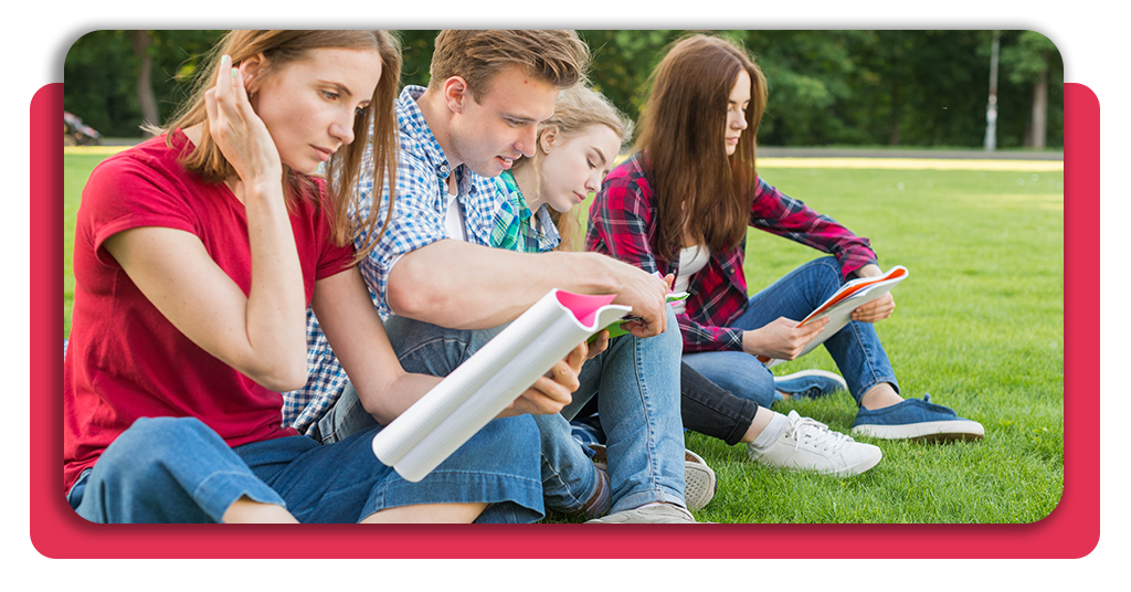 Monitores titulados organizando juegos dinámicos y actividades para niños y jóvenes al aire libre en España, fomentando el compañerismo en el grupo