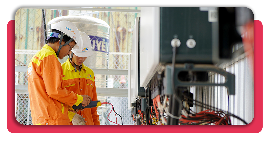 Curso gratis de automatización industrial: ¡inscríbete ya! 3 Dos hombres jóvenes trabajando en el área tecnológica de una empresa. Cada uno cuenta con casos protectores y uniformes adecuados para el trabajo