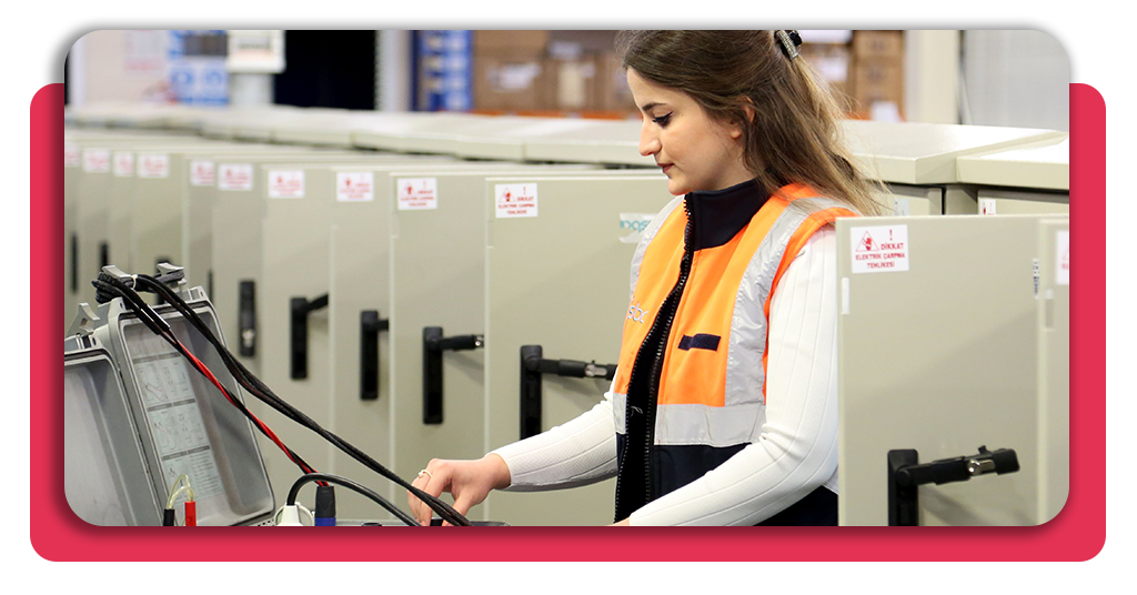 Curso gratis de automatización industrial: ¡inscríbete ya! 4 Mujer joven trabajando activamente en el área de automatización industrial de una empresa. No lleva casco ni guantes protectores.