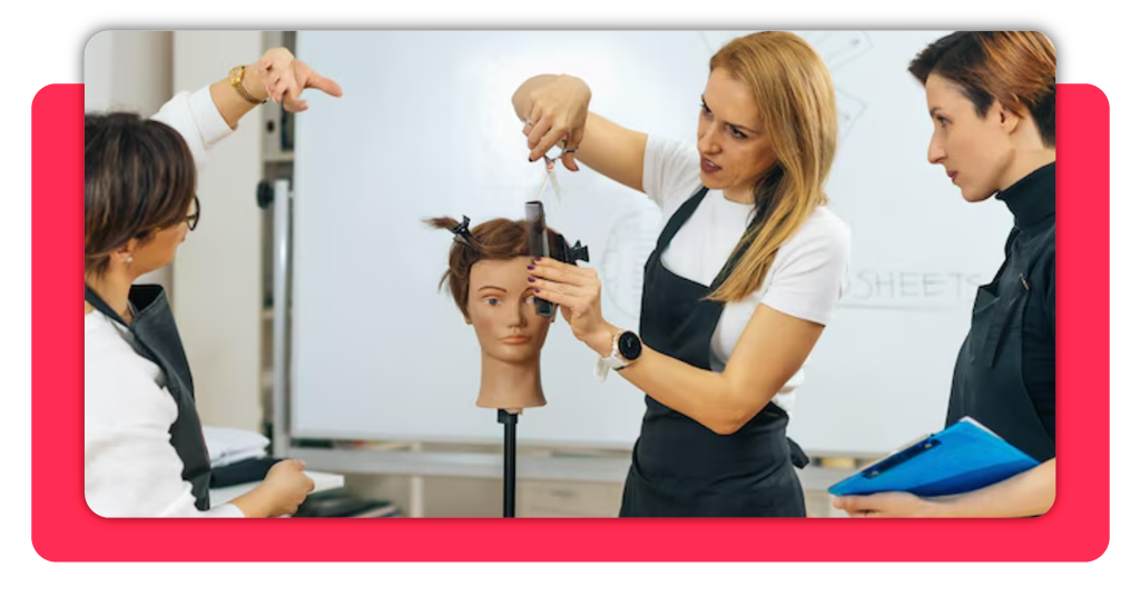 Curso auxiliar peluquería gratis: ¡Inscríbete hoy mismo! 2 La práctica en maniquíes permite que los participantes aprendan las técnicas y uso de instrumentos antes de aplicarlas en clientes reales