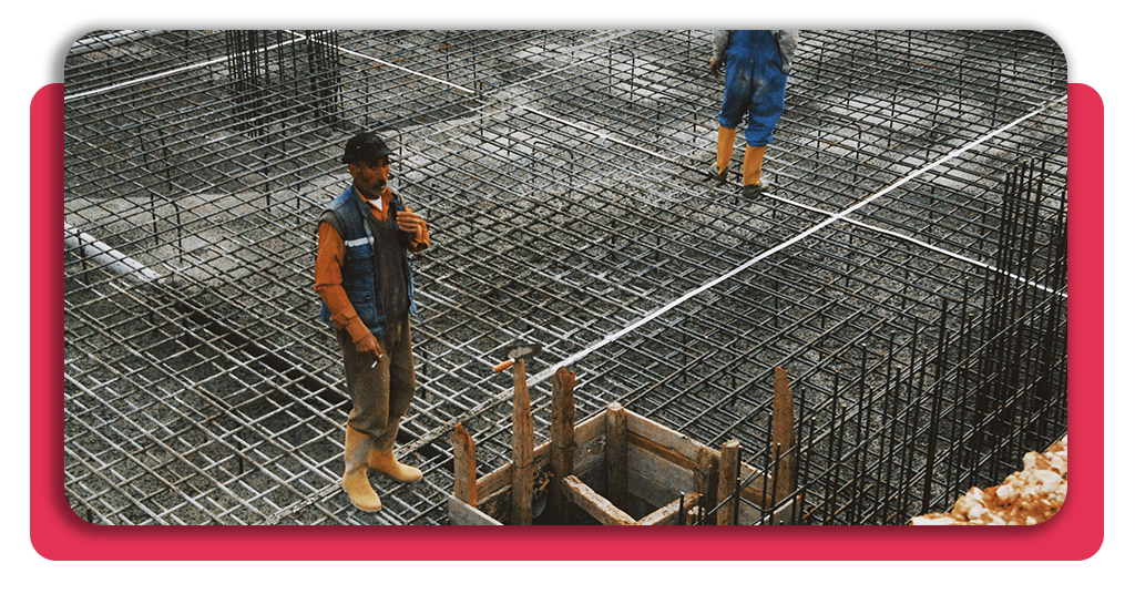Curso gratis de acabados rígidos y urbanización: plazas subvencionadas 2 Operarios cualificados preparan las bases estructurales de una obra. La formación técnica te capacita para trabajar con seguridad en proyectos urbanos.