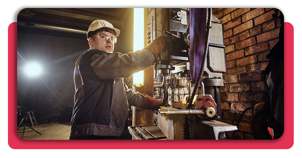 Curso gratis de diseño de calderería - ¡Últimas plazas disponibles! 2 Un técnico especializado supervisa el mecanizado y montaje final de las estructuras metálicas diseñadas en la oficina técnica industrial