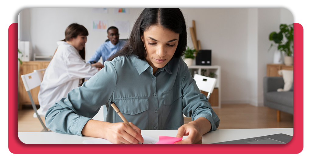 Curso gratis de diseño de calderería - ¡Últimas plazas disponibles! 3 Varios alumnos revisan juntos los requisitos de inscripción digital para acceder de forma correcta a las formaciones subvencionadas del SEPE