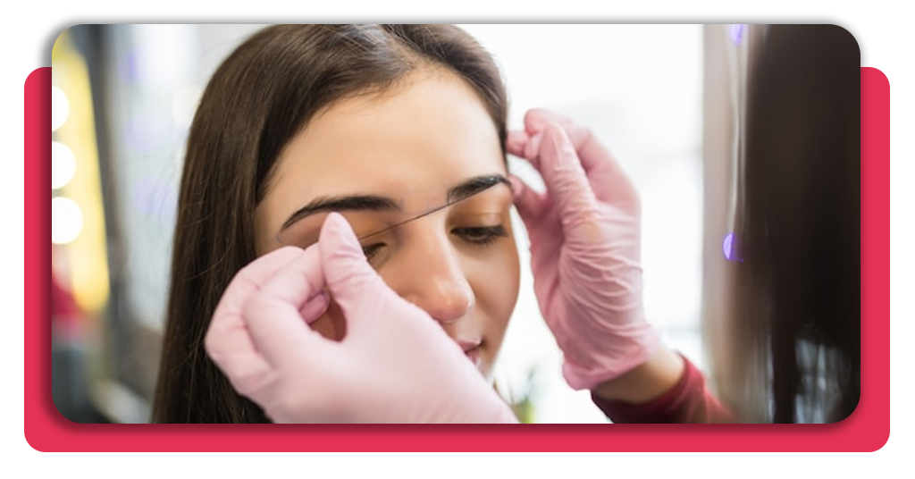 Cejas cuidadosamente limpias, simétricas y perfectas son el resultado profesional de resaltar las facciones y respetar la esencia de tu rostro