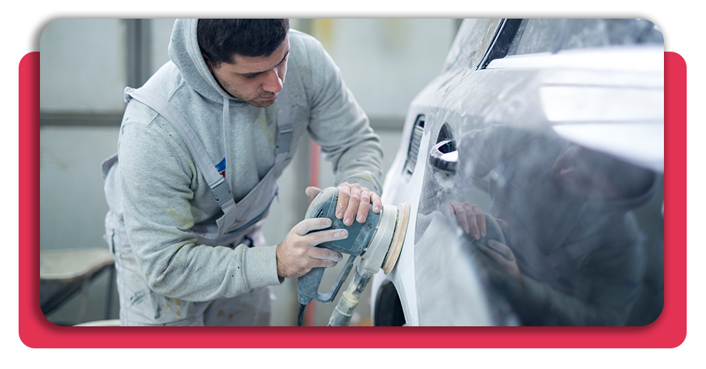 Aprende pintura de coches y accede a nuevas oportunidades de empleo 2 Un especialista en automoción lija la carrocería de un coche con herramientas de precisión avanzadas para conseguir un acabado uniforme en España