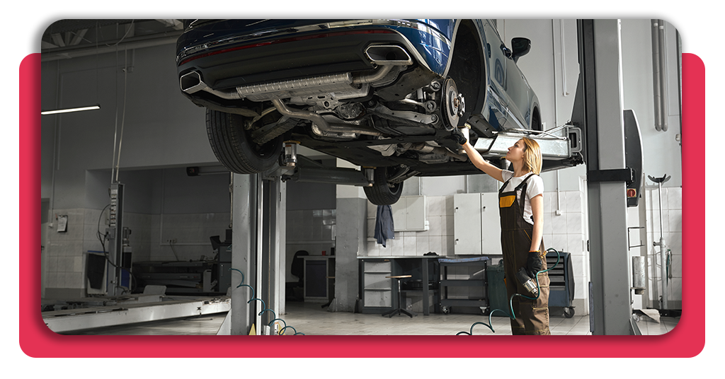 Aprende pintura de coches y accede a nuevas oportunidades de empleo 5 Una profesional inspecciona al detalle la carrocería en un taller limpio, utilizando herramientas de precisión avanzadas para lograr un acabado uniforme