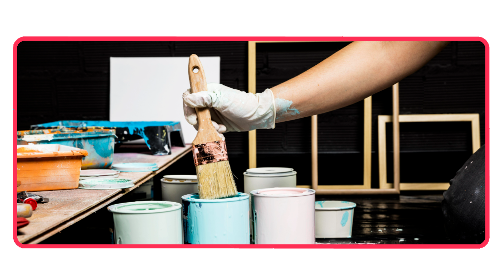 Curso de pintura profesional: desarrolla nuevas habilidades 6 Pintores profesionales utilizando brochas y botes de pintura de diferentes colores para renovar y decorar las superficies de una vivienda en España