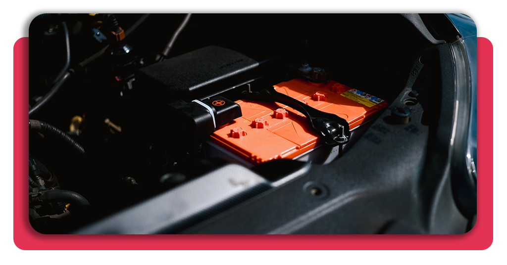 Electricidad del automóvil: curso gratis con salida laboral 2 Un automóvil sedán con el compartimiento delantero abierto en espera de ser evaluado por un electricista automotriz para un chequeo de rutina