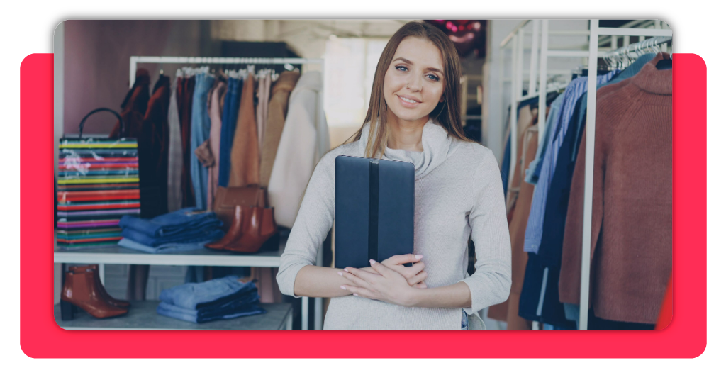 Una supervisora de compras revisa el stock para cerciorarse de que los bienes existentes son los necesarios para el funcionamiento de la empresa.