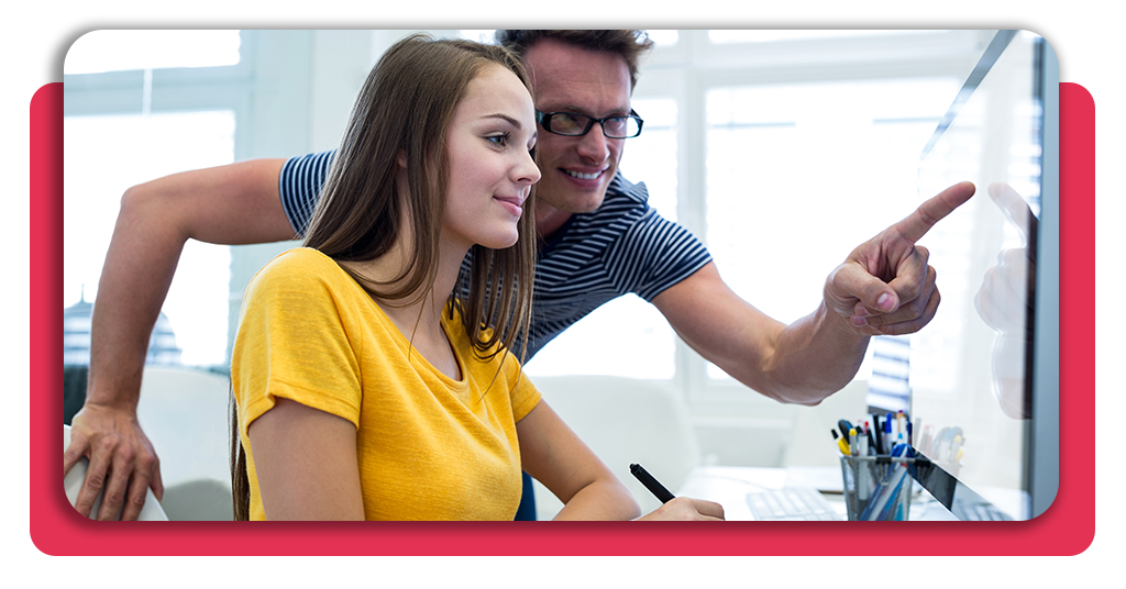 Curso gestión de recursos humanos - Inscríbete gratis ahora 4 Esta imagen muestra a profesionales utilizando tabletas gráficas para potenciar sus oportunidades laborales mediante formación especializada.