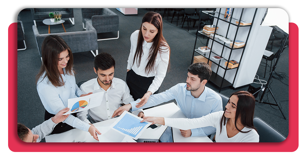 Curso gestión de recursos humanos - Inscríbete gratis ahora 2 Profesionales de RRHH colaboran en la gestión de personal, la organización empresarial y el desarrollo de competencias mediante formación especializada.
