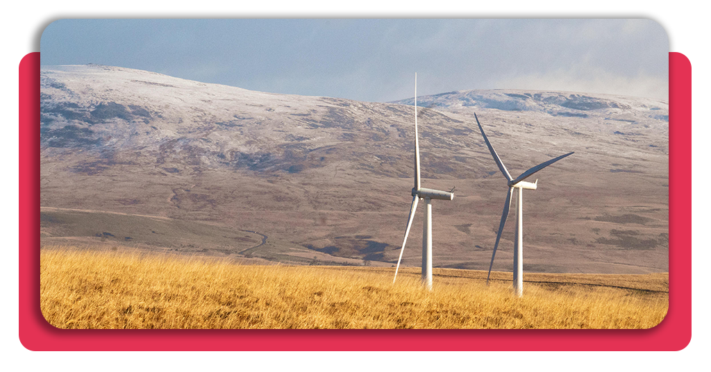 En el fondo podemos ver dos grandes molinos de viento que se utilizan para producir energía eólica. Son seguros y resistentes al paso del tiempo.