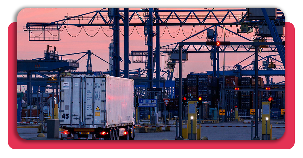 Curso de organización del transporte gratis: plazas abiertas 2 Un transporte de mercancías accediendo a un puerto de carga para recibir y trasladar los productos hacia las empresas correspondientes