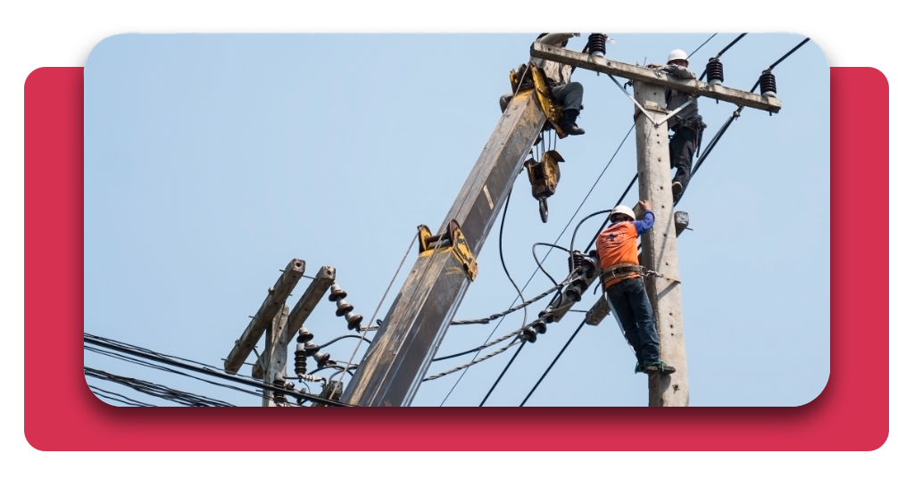 Redes eléctricas de baja tensión: curso subvencionado (alta demanda) 2 Trabajadores del sector eléctrico laborando en la reparación y mantenimiento de líneas de transmisión de energía eléctrica con la ayuda de una grúa telescópica