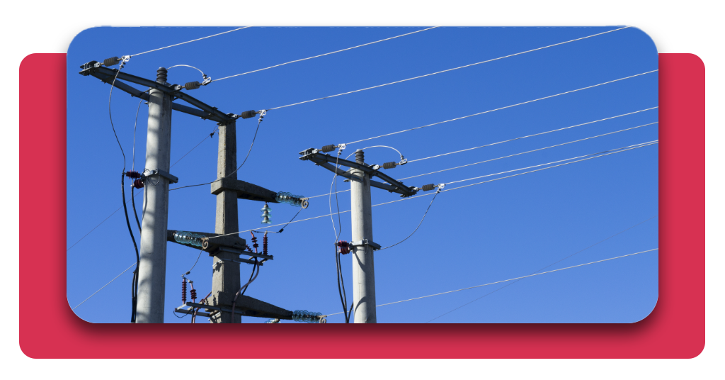 Redes eléctricas de baja tensión: curso subvencionado (alta demanda) 3 Redes de transmisión eléctrica de baja tensión en un fondo azul claro de cielo despejado. Postes de distribución y recepción de energía eléctrica