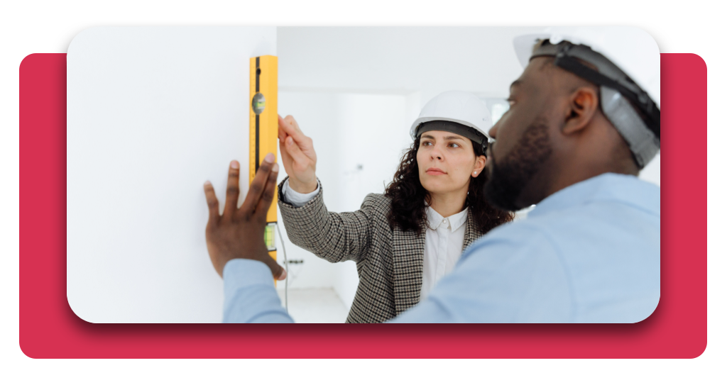 Revestimientos ligeros y técnicos: formación gratuita 2 Un operario profesional enseña a una alumna a nivelar y tratar soportes de obra en una reforma de vivienda, aplicando técnicas avanzadas de construcción