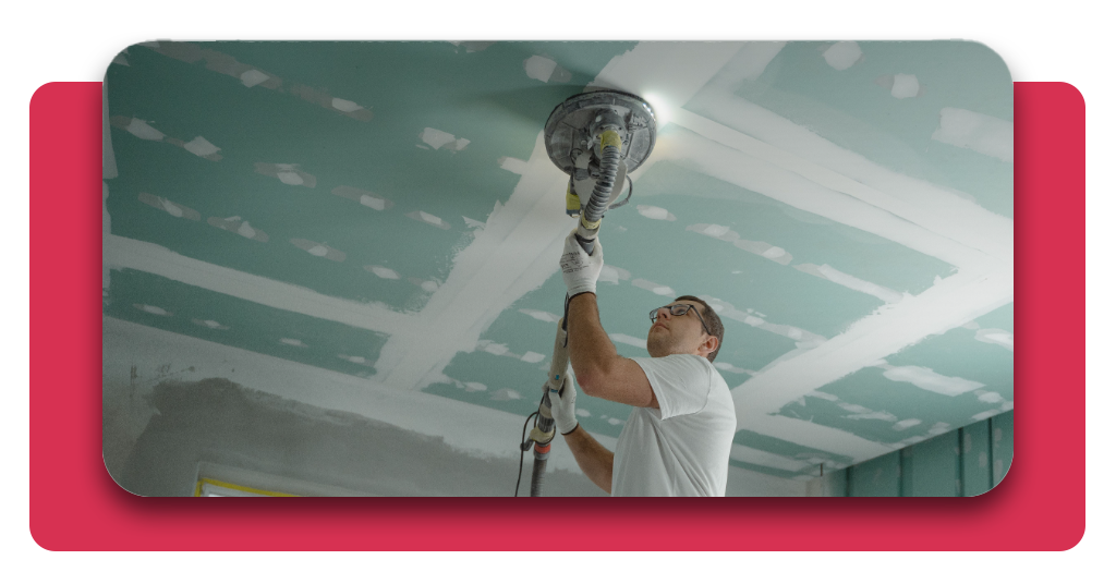 Revestimientos ligeros y técnicos: formación gratuita 3 Un operario cualificado instala placas de yeso laminado en una reforma interior, utilizando herramientas profesionales de fijación y nivelación