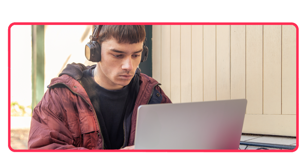 Estudiante aprende onlinefrente a su computadora portátil de forma cómoda y concentrada. Una opción práctica para la formación