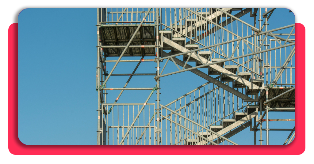 Peligro de caída: curso básico de andamios gratis ¡Inscríbete Ahora! 2 Andamios en obra de construcción, escalera metálica industrial