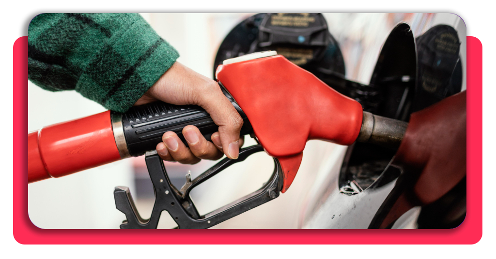 ¡Trabaja en una gasolinera! Curso de expendedor gratis 2 Expendedor de gasolinera atendiendo a un cliente junto a un coche