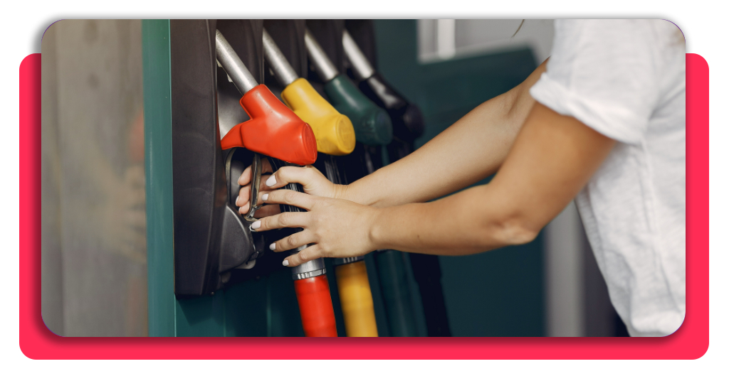¡Trabaja en una gasolinera! Curso de expendedor gratis 3 Mujer elegante de pie en un puesto de gasolina