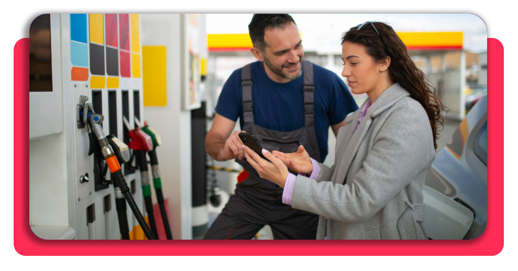 ¡Trabaja en una gasolinera! Curso de expendedor gratis 4 Personas en una estación de servicio de gasolina