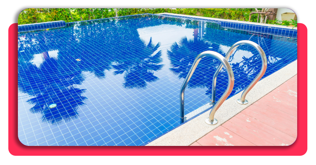Curso gratis de limpieza de piscinas: empleo de verano asegurado 1 Piscina de hotel con escalera y agua cristalina