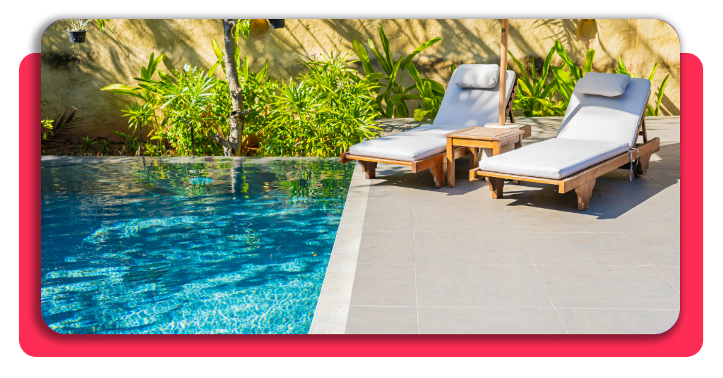 Curso gratis de limpieza de piscinas: empleo de verano asegurado 6 Piscina al aire libre de hotel con sombrillas y tumbonas