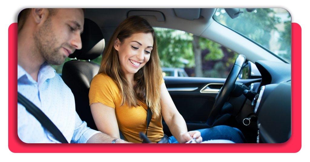 Instructor explicando reglas de tráfico antes de conducir, preparación para autorización VTC