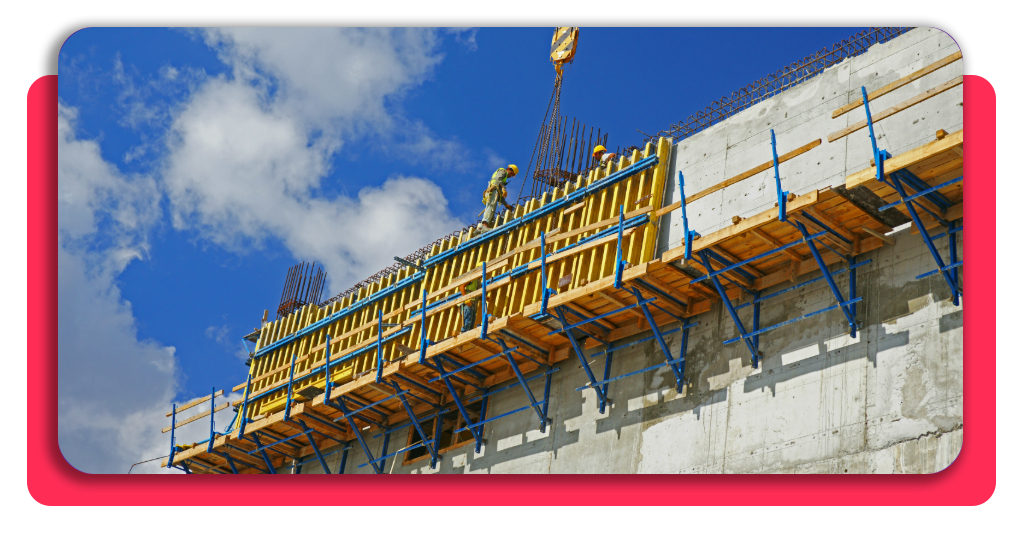 Trabajador verificando estructura de encofrado en obra