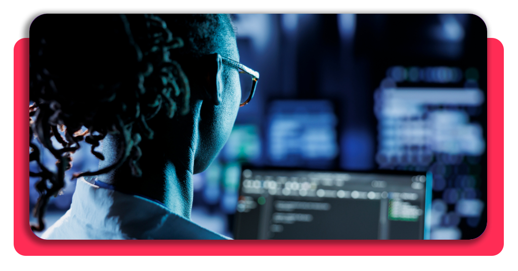Curso gratis de ciberdefensa: Inscríbete antes de que se agoten 2 Una persona revisa los sistemas de seguridad de una empresa para determinar vulnerabilidades ante amenazas externas