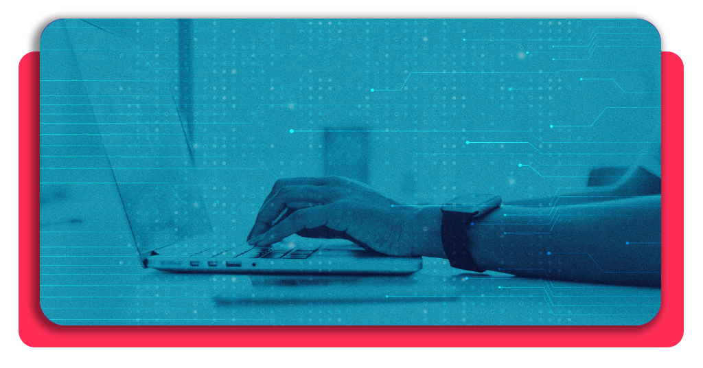 Curso gratis de ciberdefensa: Inscríbete antes de que se agoten 6 Un programador trabaja desde su laptop implementando mecanismos de seguridad en una empresa digital