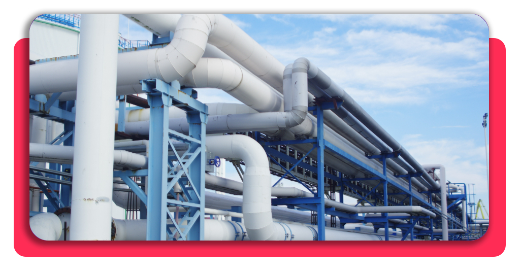 Curso operador planta GNL: formación gratis y salida laboral 2 Vista panorámica de las instalaciones de almacenamiento y regasificación de energía en una planta industrial que emplea a técnicos formados