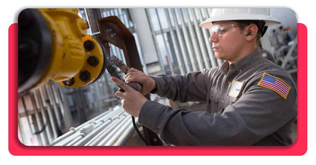 Curso técnico END gratis: fórmate para ganar €3.000 al mes 2 Inspección industrial realizada por un técnico cualificado mediante equipos de ultrasonidos en tuberías de gas para garantizar la seguridad en la refinería.