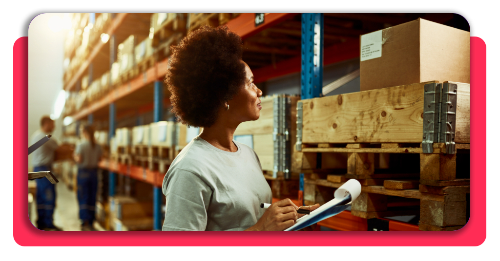 Empleado de fábrica afroamericano en planta industrial