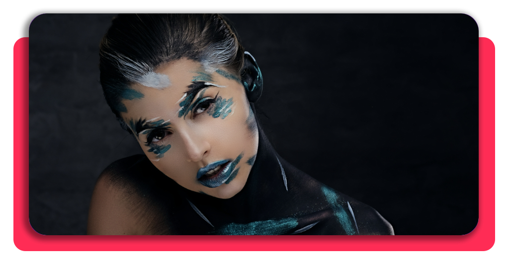 Maquillaje y caracterización: Inscríbete al curso gratis hoy 2 Una demostración práctica del arte visual en el rostro y cuello, mostrando la creatividad y precisión técnica aprendidas en las sesiones de formación.