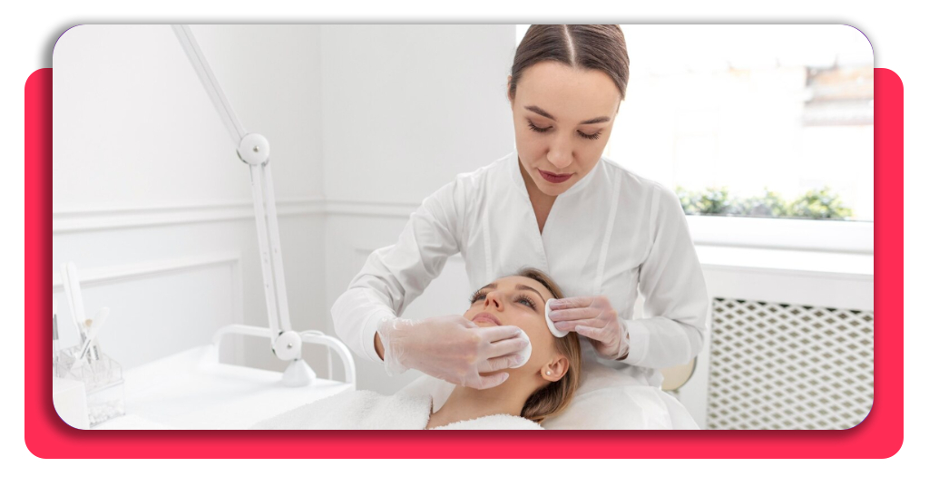 Conviértete en auxiliar de medicina estética con este curso gratuito 3 El dominio de las técnicas de higiene y preparación facial resulta imprescindible para brindar un soporte de calidad durante las sesiones.