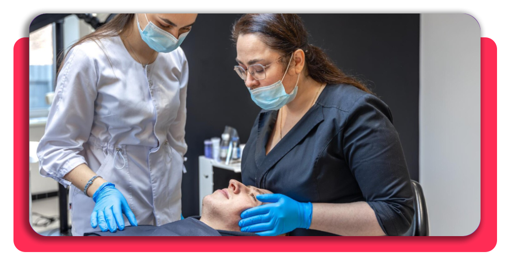 Conviértete en auxiliar de medicina estética con este curso gratuito 4 El trabajo coordinado entre el profesional especializado y su personal de apoyo asegura un entorno de tratamiento riguroso y seguro.