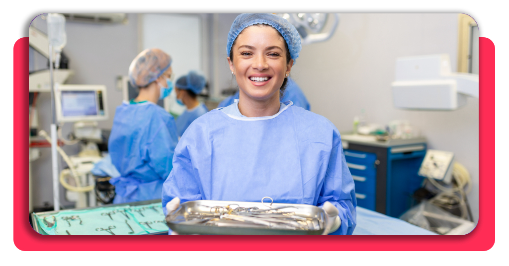 Curso técnico esterilización gratis: inscríbete hoy mismo 2 Técnico cualificado preparando el material médico en una central de esterilización para garantizar la máxima seguridad quirúrgica