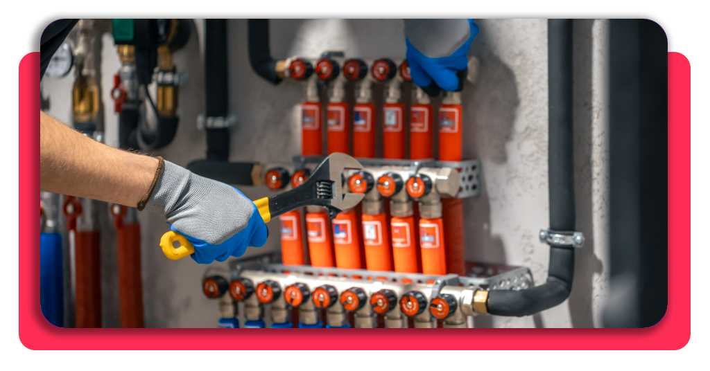 Técnico cualificado verificando el cumplimiento de la normativa de seguridad vigente en la instalación de tuberías de gas para viviendas.