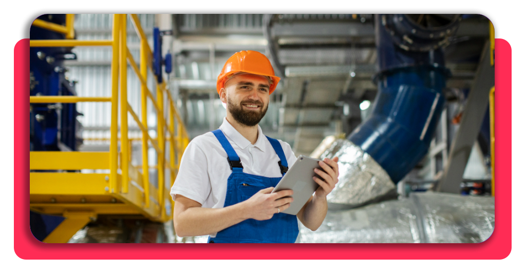 Un especialista en frío industrial inspecciona todos los circuitos de refrigeración y conservación a baja temperatura en una fábrica alimentaria.