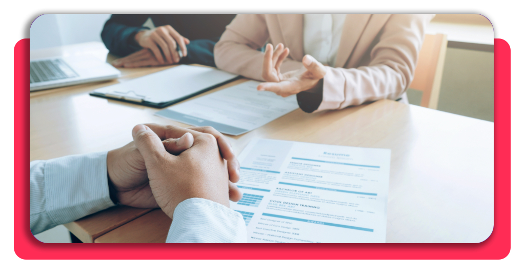 ¿Buscas empleo en Decathlon? Accede al curso de logística gratis 2 Un grupo de personas mantiene una conversación en la que negocian las condiciones laborales. En la mesa se observan diversos contratos.