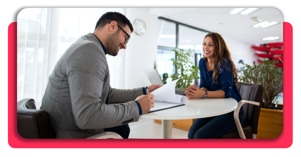 ¿Buscas empleo en Decathlon? Accede al curso de logística gratis 3 Un hombre firma un contrato luego de haber conversado con una mujer sobre el tipo de trabajo a realizar en una empresa. Ambos parecen estar satisfechos.