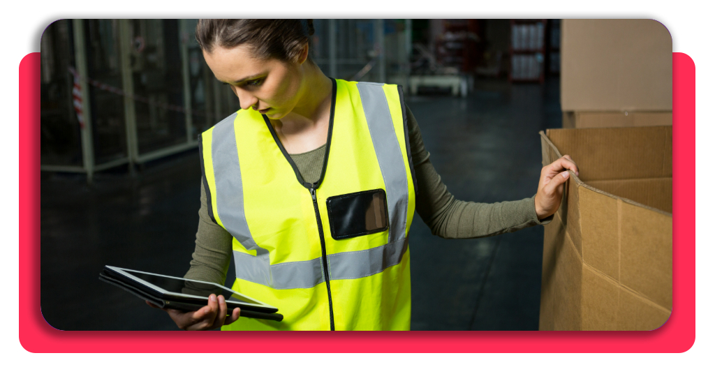 Amazon necesita carretilleros: cómo prepararte para las vacantes 3 El sector logístico ofrece una gran estabilidad a los profesionales que cuentan con titulación oficial para manejar carretillas elevadoras.