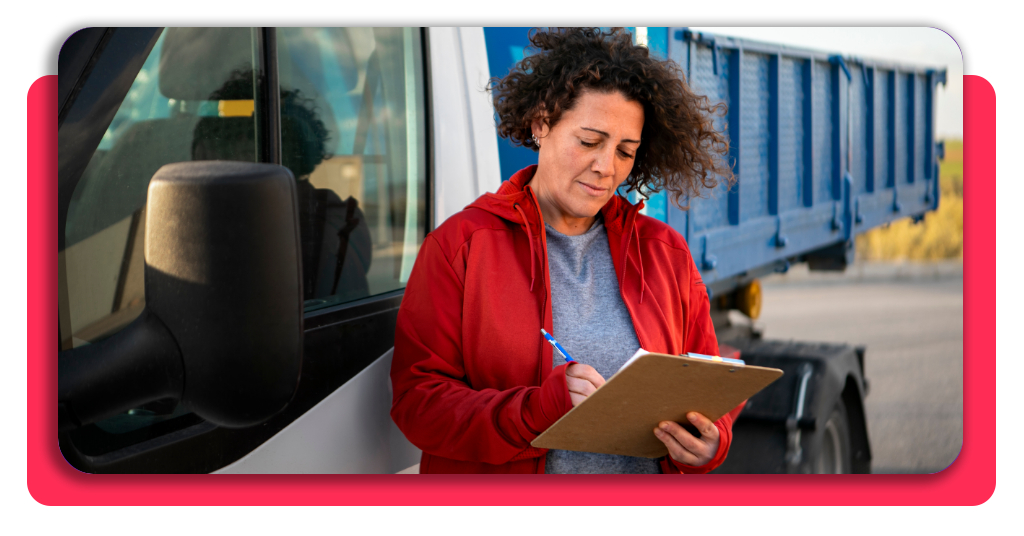¿Eres camionero? Saca el carnet ADR y gana más hoy 6 Conductora profesional en la cabina de su vehículo preparada para impulsar su carrera laboral en el sector logístico y de transporte terrestre en España.