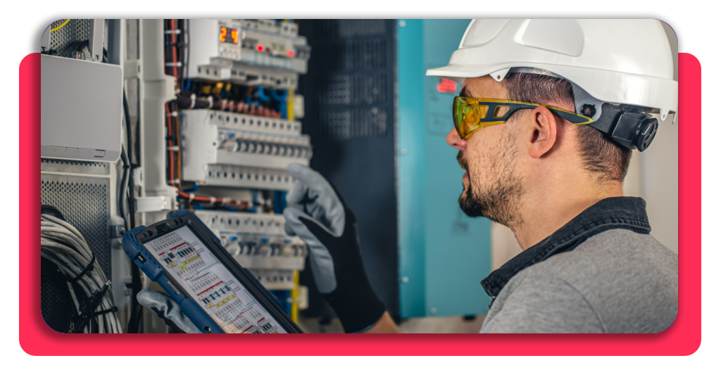 La formación combina clases online, tutorías semanales y prácticas presenciales para preparar instaladores electricistas especializados en baja tensión.