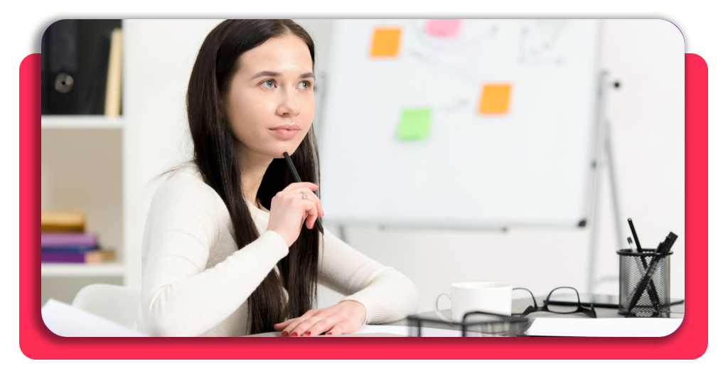 Una joven profesional analizando nuevas oportunidades laborales tras completar su formación especializada en el entorno de oficina.