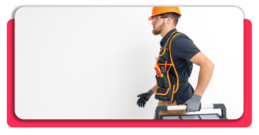¿Sin empleo? Curso electricista gratis: inscripción abierta 2 Un electricista certificado por el SEPE cargando una caja de herramientas para realizar labores de mantenimiento e instalación eléctrica